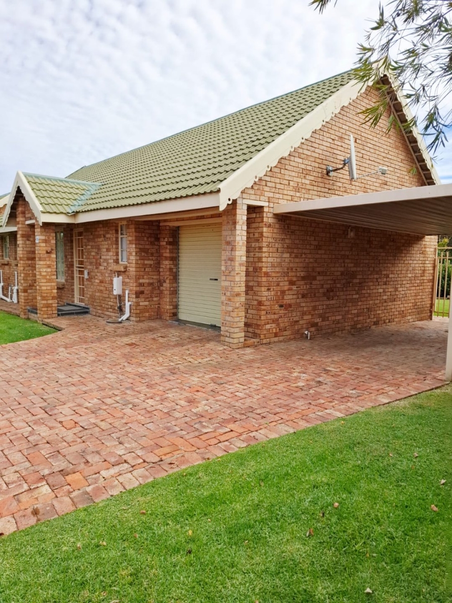 3 Bedroom Property for Sale in Langenhovenpark Free State
